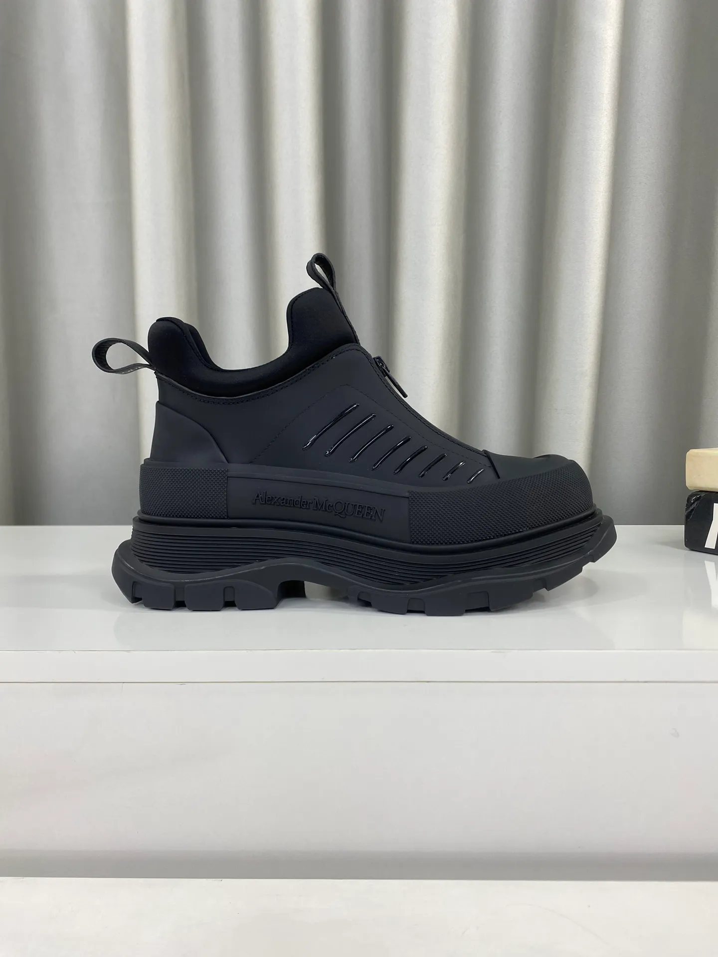 👟👟Ex-factory price 660👟👟Men's size +10 🔺Mc Queen 🔺Alexander McQueen's latest model, thick-soled front zipper dad shoes🌈 The designer has a bold idea and combines the trend of the times with the perfect design. It is super comfortable and versatile, with a new dad-style design and a multi-craft spliced ​​outsole. It is perfect. Many celebrities and Internet celebrities endorse it. 🔥Material: Original custom-made first-layer cowhide for the upper. Inside: Cali sheepskin feet. Outsole: Original TPU multi-layer combination outsole, •┈┈┈┈┈┈★┈┈┈┈┈┈┈• Size: Women’s 35～39 (34, 40, customization is non-returnable) Men’s 39～44 (38, 45, customization is not returnable) Full set of counter original packaging